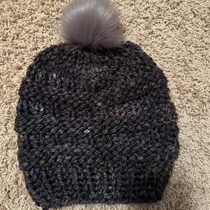 Adult knitted hat with faux fur Pom Pom